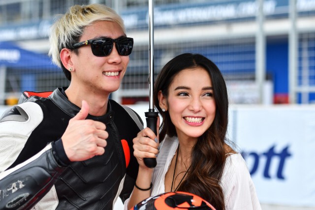 เซอร์ไพร์ส! กลางสนามแข่ง
"เบนซ์"คุกเข่าขอ"แพท"แต่งงาน