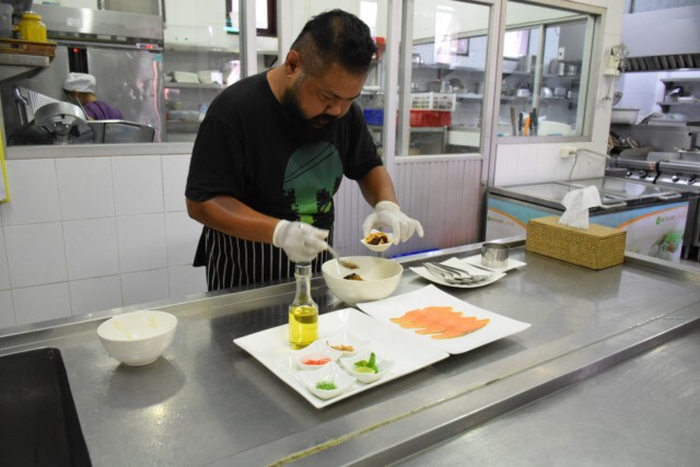 Cooking is fun : ยำส้มโอสโมกแซลม่อน เมนูอร่อยจากปารดี @ เกาะเสม็ด