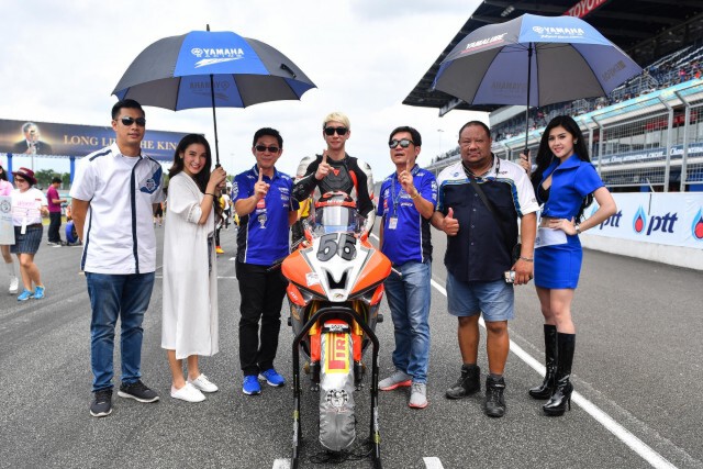 เซอร์ไพร์ส! กลางสนามแข่ง
"เบนซ์"คุกเข่าขอ"แพท"แต่งงาน