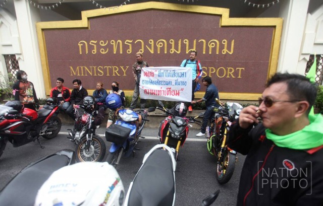 กลุ่มปลดแอกชาวสองล้อ ปักหลักหน้าคมนาคม
ค้านสร้างอุโมงค์ลอดใต้แยกพัฒนาการ