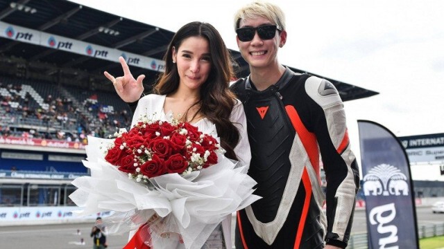เซอร์ไพร์ส! กลางสนามแข่ง
"เบนซ์"คุกเข่าขอ"แพท"แต่งงาน