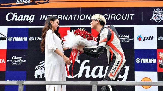 เซอร์ไพร์ส! กลางสนามแข่ง
"เบนซ์"คุกเข่าขอ"แพท"แต่งงาน