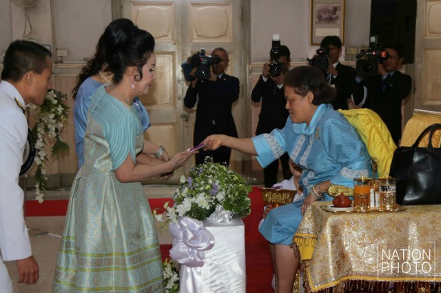 สมเด็จพระเทพฯ 
ทรงพระราชทานของที่ระลึกแก่ "เพชรา เชาวราษฎร์"