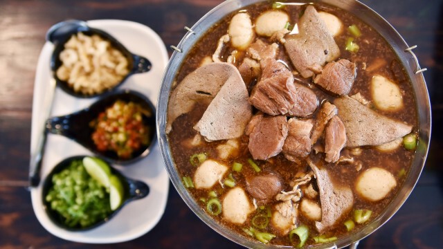 อร่อยปักหมุด : วารุณ ร้านวารุณก๋วยเตี๋ยวในตำนาน พุทธมณฑลสาย 2 กับ สาย 3 บริเวณปากซอย ศาลาธรรมสพน์ 17