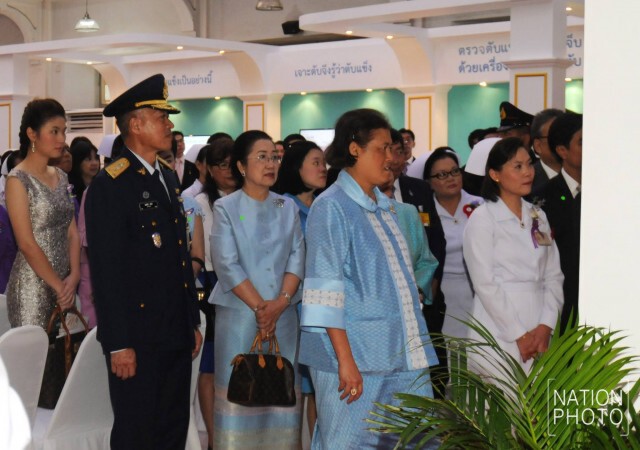 สมเด็จพระเทพฯ 
ทรงพระราชทานของที่ระลึกแก่ "เพชรา เชาวราษฎร์"