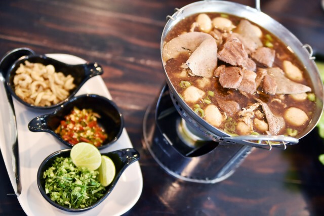 อร่อยปักหมุด : วารุณ ร้านวารุณก๋วยเตี๋ยวในตำนาน พุทธมณฑลสาย 2 กับ สาย 3 บริเวณปากซอย ศาลาธรรมสพน์ 17