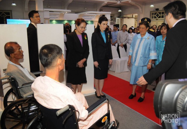 สมเด็จพระเทพฯ 
ทรงพระราชทานของที่ระลึกแก่ "เพชรา เชาวราษฎร์"