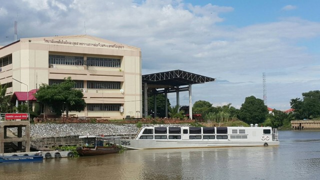 พบ"เรือตรวจการณ์" กทม.
จอดที่กรุงเก่า
ชาวบ้านเผย จอดนานแรมปีหวั่นจม