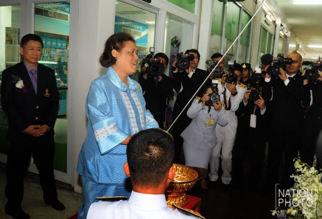 สมเด็จพระเทพฯ 
ทรงพระราชทานของที่ระลึกแก่ "เพชรา เชาวราษฎร์"
