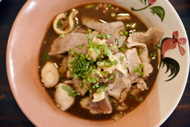 อร่อยปักหมุด : วารุณ ร้านวารุณก๋วยเตี๋ยวในตำนาน พุทธมณฑลสาย 2 กับ สาย 3 บริเวณปากซอย ศาลาธรรมสพน์ 17