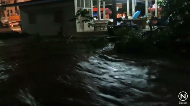 ฝนตกหนัก! น้ำห้วยแม่ปงทะลักท่วมวัด พระ-เณรขนของหนีกลางดึก