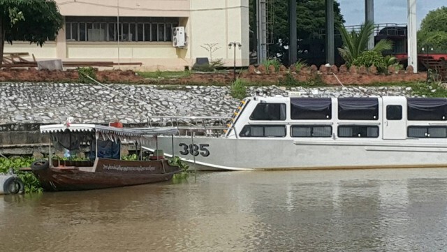 พบ"เรือตรวจการณ์" กทม.
จอดที่กรุงเก่า
ชาวบ้านเผย จอดนานแรมปีหวั่นจม