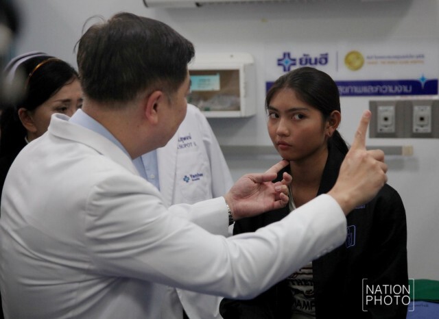 แพทย์รพ.ยันฮี ระบุ 
เด็กถูกปาแก้วเส้นประสาทคู่ที่ 7 อักเสบ สมองไม่แตกร้าว