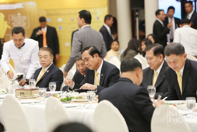 บิ๊กตู่"จวก"สุนัข"ป่วน!
กัดผู้ใหญ่ในบ้านเมือง
ทำงานแทบตายแต่ไม่เกิดประโยชน์