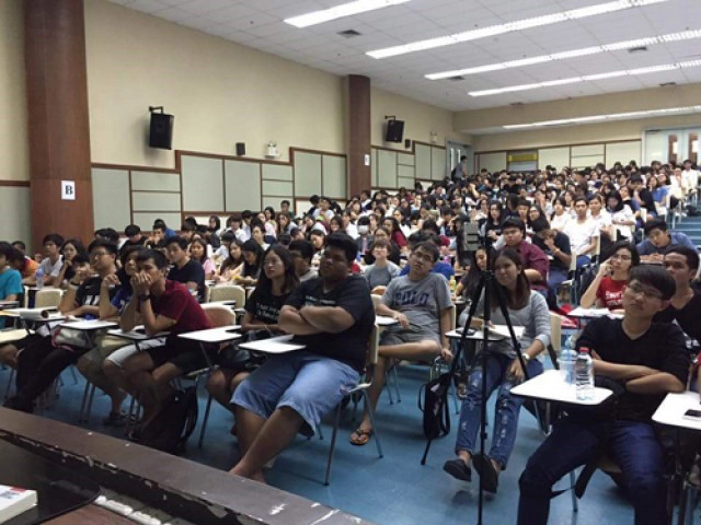แชร์ภาพห้องเรียน มธ.ใส่ชุดธรรมดาเข้าเรียน ชี้การแต่งตัวไม่มีผลต่อการศึกษา