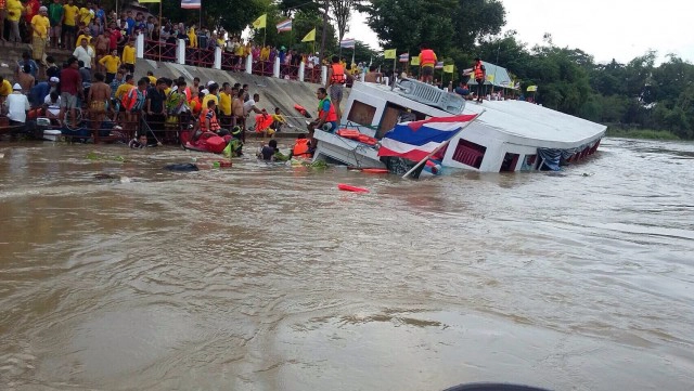 ด่วน! เรือล่มหน้าวัดสนามไชย อยุธยา