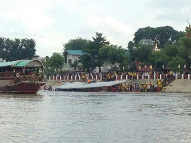 ด่วน! เรือล่มหน้าวัดสนามไชย อยุธยา