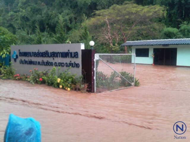 ลำปางฝนตกหนัก! น้ำป่าไหลหลากท่วมบ้านเรือน 2 อำเภอ