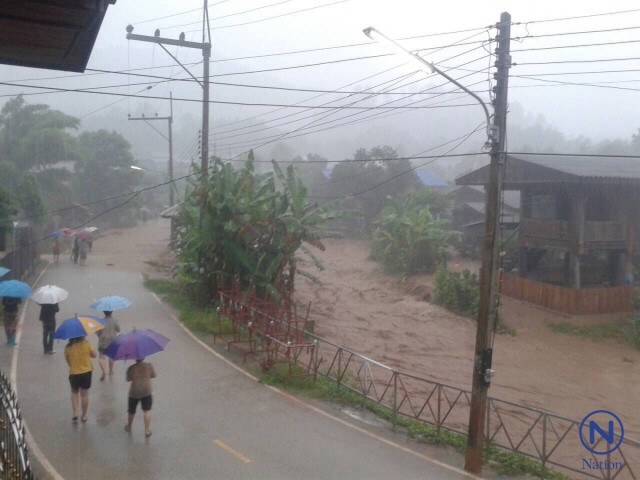 ลำปางฝนตกหนัก! น้ำป่าไหลหลากท่วมบ้านเรือน 2 อำเภอ