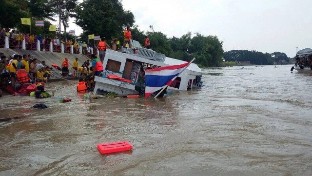 ด่วน! เรือล่มหน้าวัดสนามไชย อยุธยา
