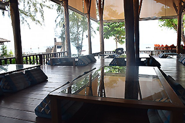 อร่อยปักหมุด: ร้านบ้านพลอยเสม็ด อ่าวกลาง เกาะเสม็ด จังหวัดระยอง