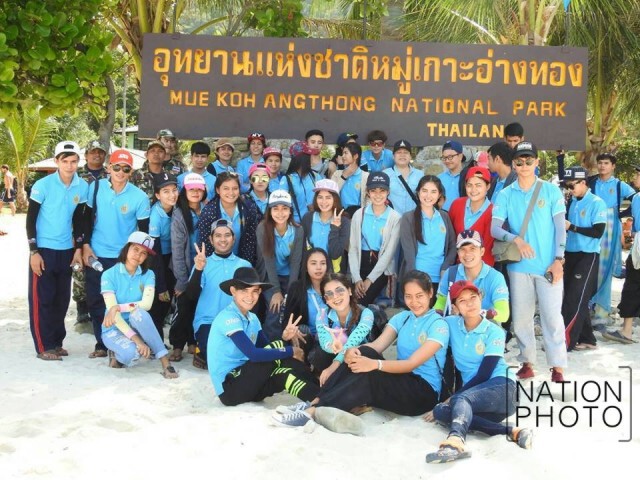 นศ.ราชภัฏสุราษฎร์ฯ เก็บขยะหมู่เกาะอ่างทอง
