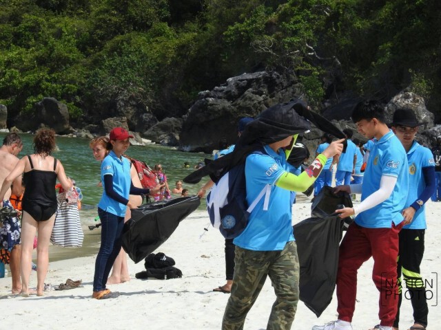 นศ.ราชภัฏสุราษฎร์ฯ เก็บขยะหมู่เกาะอ่างทอง