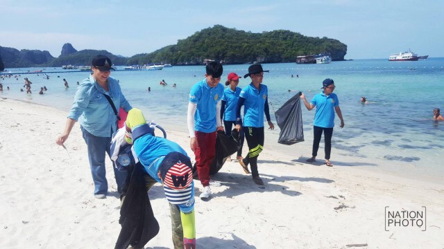 นศ.ราชภัฏสุราษฎร์ฯ เก็บขยะหมู่เกาะอ่างทอง