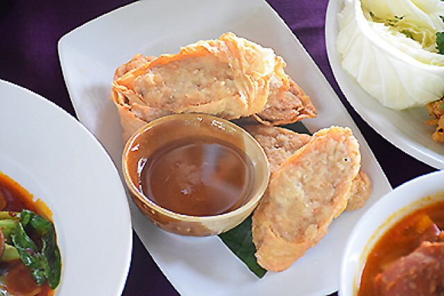 อร่อยปักหมุด: ร้านบ้านพลอยเสม็ด อ่าวกลาง เกาะเสม็ด จังหวัดระยอง