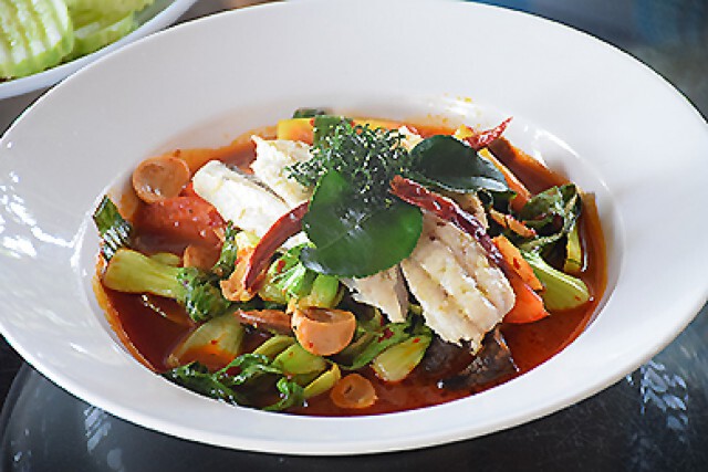 อร่อยปักหมุด: ร้านบ้านพลอยเสม็ด อ่าวกลาง เกาะเสม็ด จังหวัดระยอง