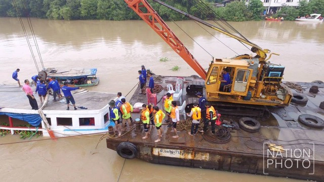กู้เรือล่มอยุธยา เครนยกหัว-ท้าย