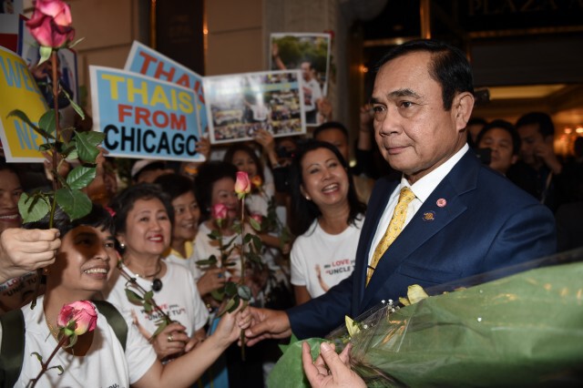 "นายกฯ" ถึง "นิวยอร์ก" มีคนไทยมารอให้กำลังใจ ส่งเสียงเชียร์ "ลุงตู่สู้ๆ"