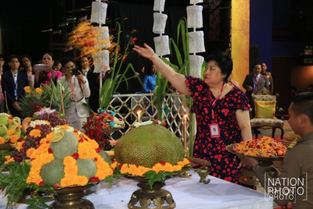 พระองค์เจ้าโสมสวลีฯ
 ทรงร่วมพิธีบวงสรวง 
เปิดละครเวที
"ม่านประเพณี ประกาศิตอาญาสวรรค์"