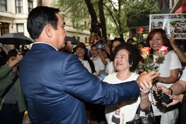 "นายกฯ" ถึง "นิวยอร์ก" มีคนไทยมารอให้กำลังใจ ส่งเสียงเชียร์ "ลุงตู่สู้ๆ"
