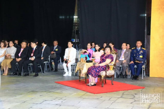 พระองค์เจ้าโสมสวลีฯ
 ทรงร่วมพิธีบวงสรวง 
เปิดละครเวที
"ม่านประเพณี ประกาศิตอาญาสวรรค์"