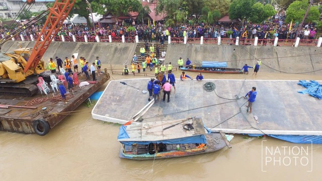 กู้เรือล่มอยุธยา เครนยกหัว-ท้าย