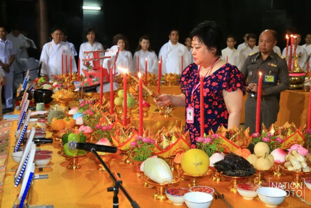 พระองค์เจ้าโสมสวลีฯ
 ทรงร่วมพิธีบวงสรวง 
เปิดละครเวที
"ม่านประเพณี ประกาศิตอาญาสวรรค์"