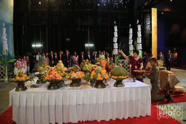 พระองค์เจ้าโสมสวลีฯ
 ทรงร่วมพิธีบวงสรวง 
เปิดละครเวที
"ม่านประเพณี ประกาศิตอาญาสวรรค์"