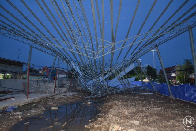 เหล็กโครงหลังคาสูงกว่า 50 เมตรถล่ม!
คนงานเจ็บสาหัส