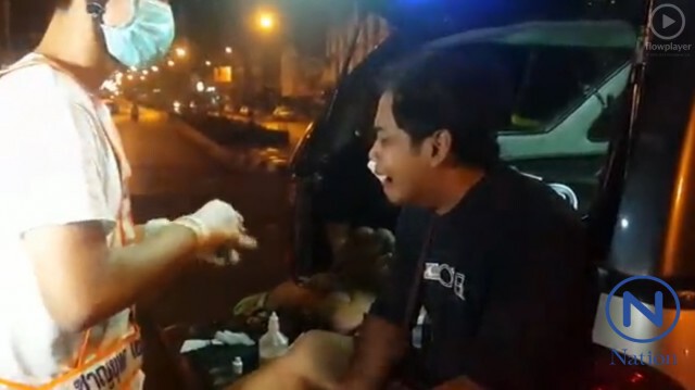 ครอบครัวขายดอกไม้
ขับจยย.พ่วงข้างจอดติดไฟแดง
เจอฝรั่งรัสเซียซิ่งเก๋งชน
เมีย-ลูกสาววัย 5เดือนดับ