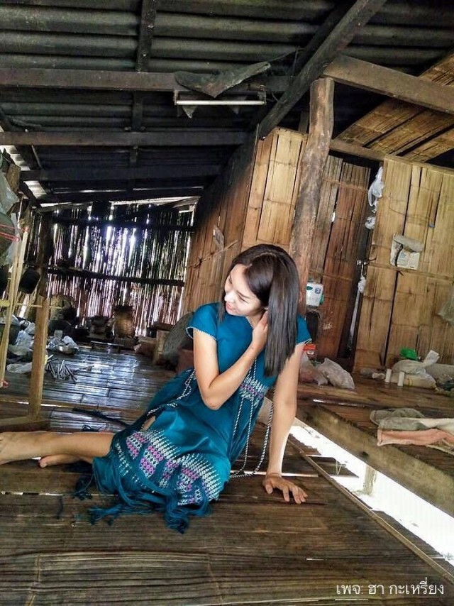 เปิดตัวแล้ว!
สาวกะเหรี่ยงนุ่งกระโจมอก
อาบน้ำในหลุมบ่อกลางถนน