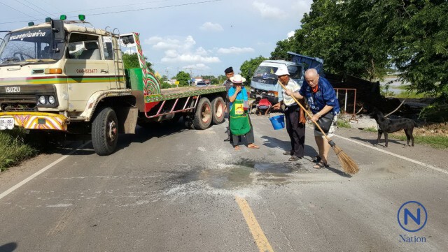 โลกโซเชียลแห่ชื่นชม
น้ำใจชาวต่างชาติช่วยซ่อมถนนชำรุด
หวังคนใช้ทางปลอดภัย