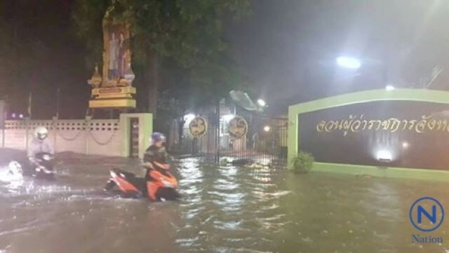 โคราชฝนตกหนัก 
น้ำท่วมสูง จยย.จมมิดทั้งคัน