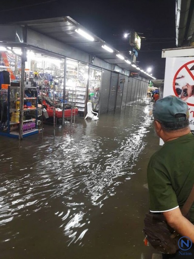 โคราชฝนตกหนัก 
น้ำท่วมสูง จยย.จมมิดทั้งคัน