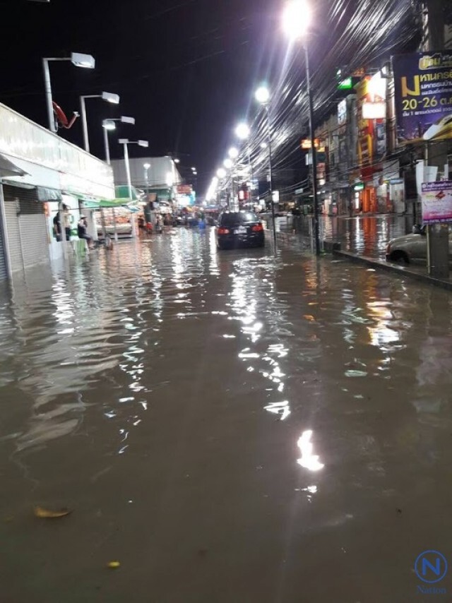 โคราชฝนตกหนัก 
น้ำท่วมสูง จยย.จมมิดทั้งคัน