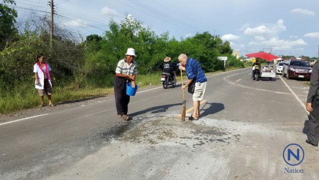 โลกโซเชียลแห่ชื่นชม
น้ำใจชาวต่างชาติช่วยซ่อมถนนชำรุด
หวังคนใช้ทางปลอดภัย