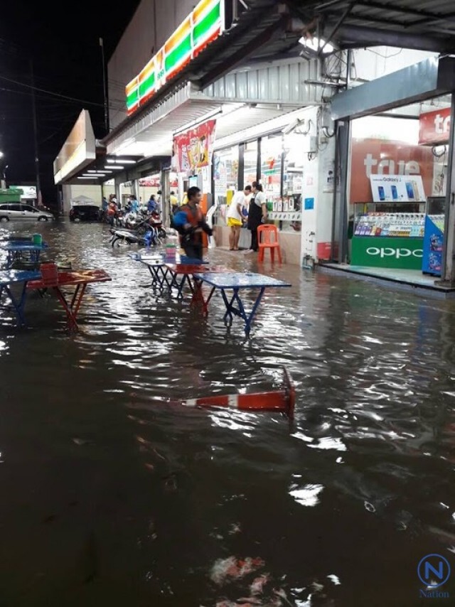 โคราชฝนตกหนัก 
น้ำท่วมสูง จยย.จมมิดทั้งคัน