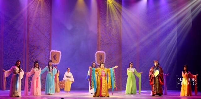 พระองค์โสมฯ ทรงร่วมซ้อมใหญ่ ละครเวที "ม่านประเพณี ประกาศิตอาญาสวรรค์"