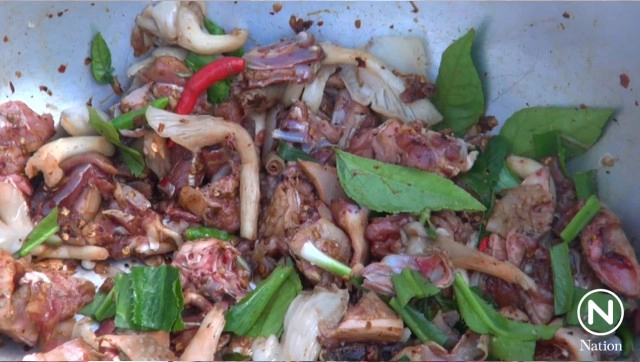 "หลามไก่"อาหารพื้นบ้าน ชาวนครชุม