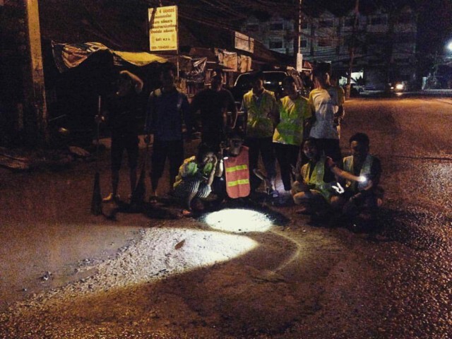 นิสิตสาวมน.โพสต์บ้าง อาบน้ำคู่ถนนพัง